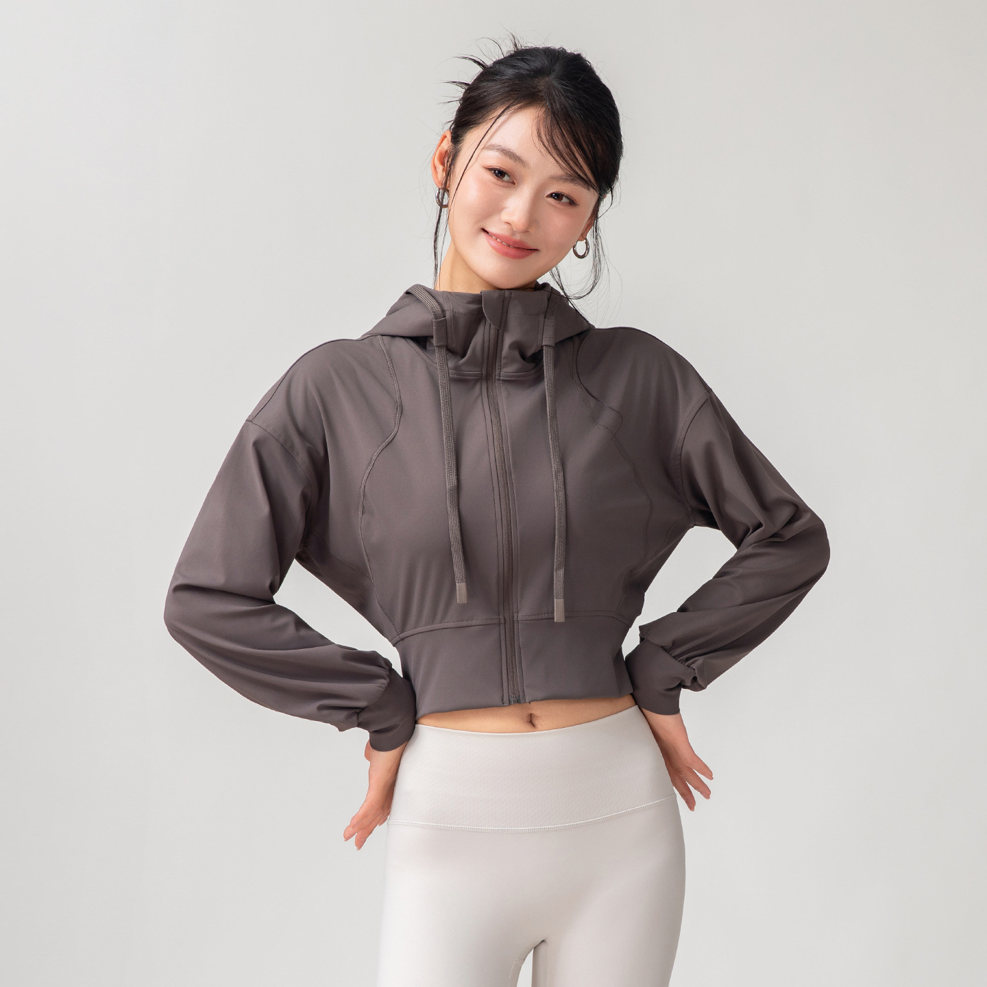 Yoga & Fitness Center - เสื้อโยคะผู้หญิงสีพื้น แขนยาว คอตั้ง มีฮู้ด สไตล์ลำลอง เรียบง่าย